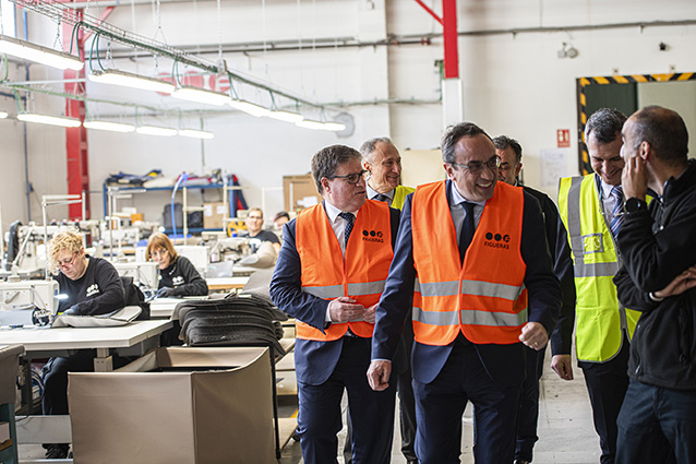 Josep Rull, President of the Parliament of Catalonia, visits Figueras Headquarters Josep Rull en la fábrica de Figueras