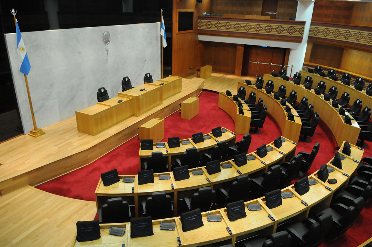 Tucumán, Fotos del Recinto con sus representantes sentados en sus respectivas Bancas y sin sus integrantes