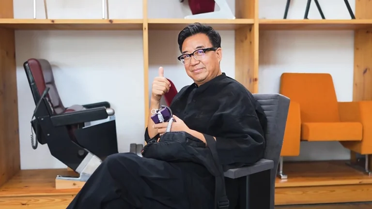 Un arquitecto de la delegación se sienta en una de las butacas del showroom de Figueras Seating